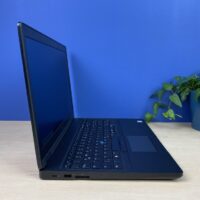 Dell Latitude 5590: Wydajny i bezpieczny laptop biznesowy Szukasz laptopa biznesowego, który łączy w sobie wysoką wydajność, bezpieczeństwo i komfort użytkowania? Dell Latitude 5590 to idealny wybór dla Ciebie. Ten notebook z procesorem Intel Core i5 8. generacji poradzi sobie z każdym zadaniem biznesowym, a jego wyświetlacz Full HD o przekątnej 15 cali zapewni Ci komfortową pracę.