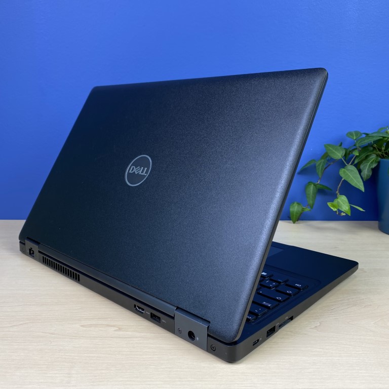 Dell Latitude 5590: Wydajny i bezpieczny laptop biznesowy Szukasz laptopa biznesowego, który łączy w sobie wysoką wydajność, bezpieczeństwo i komfort użytkowania? Dell Latitude 5590 to idealny wybór dla Ciebie. Ten notebook z procesorem Intel Core i5 8. generacji poradzi sobie z każdym zadaniem biznesowym, a jego wyświetlacz Full HD o przekątnej 15 cali zapewni Ci komfortową pracę.