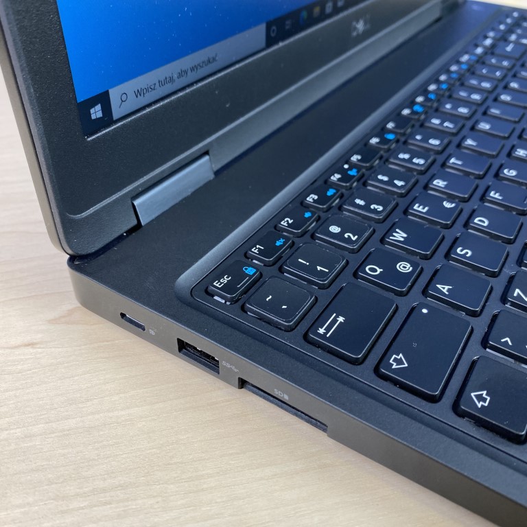 Dell Latitude 5590: Wydajny i bezpieczny laptop biznesowy Szukasz laptopa biznesowego, który łączy w sobie wysoką wydajność, bezpieczeństwo i komfort użytkowania? Dell Latitude 5590 to idealny wybór dla Ciebie. Ten notebook z procesorem Intel Core i5 8. generacji poradzi sobie z każdym zadaniem biznesowym, a jego wyświetlacz Full HD o przekątnej 15 cali zapewni Ci komfortową pracę.