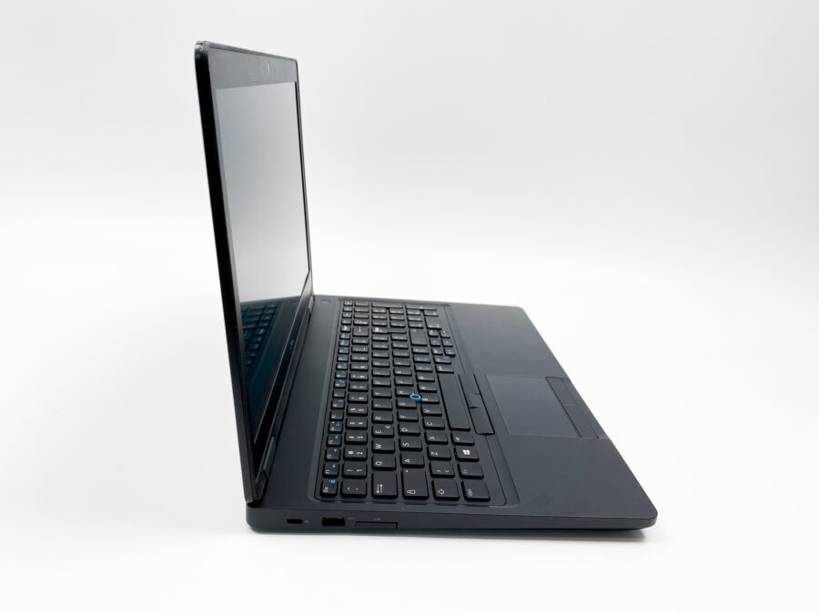 IMG_4665 Dell Precision 3530: Wydajność i mobilność dla profesjonalistów