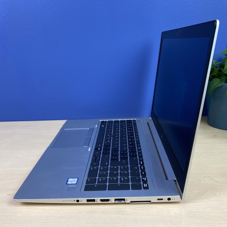 HP ProBook 650 G5 - biznesowa wszechstronność w przystępnej cenie! Jeśli szukasz biznesowego laptopa, który łączy w sobie wydajność, mobilność, bezpieczeństwo, komfort użytkowania i atrakcyjną cenę, to HP ProBook 650 G5 jest idealnym wyborem dla Ciebie.