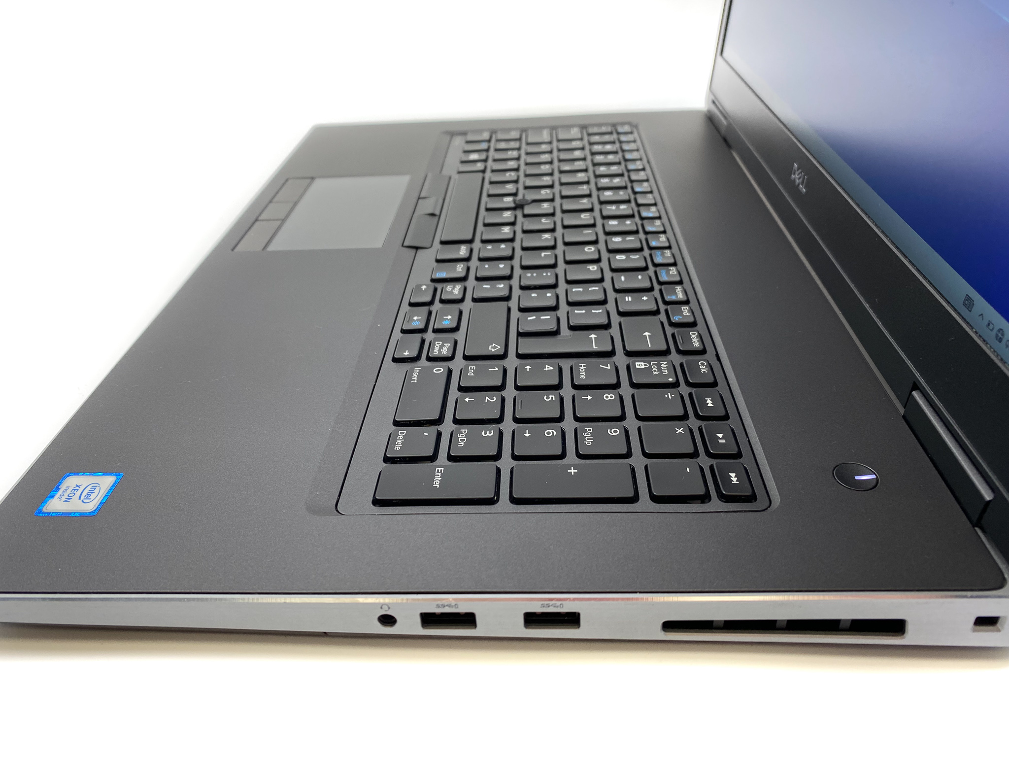 Dell Precision 7740 - Mobilna potęga do zadań specjalnych Odkryj 17-calową stację roboczą Dell Precision 7740, stworzoną dla wymagających użytkowników, którzy potrzebują maksymalnej wydajności w podróży.