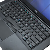 Dell Latitude 7490 – klawiatura i pulpit roboczy Dell Latitude 7490 widok na pulpit roboczy i klawiaturę QWERTY US