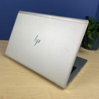 HP EliteBook 850 G5 - biznesowa elegancja i moc! Jeśli szukasz biznesowego laptopa, który łączy w sobie wydajność, mobilność, bezpieczeństwo, komfort użytkowania i elegancki design, to HP EliteBook 850 G5 jest idealnym wyborem dla Ciebie.