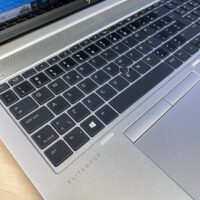 Jeśli szukasz biznesowego laptopa, który łączy w sobie wydajność, mobilność, bezpieczeństwo, komfort użytkowania i elegancki design, to HP EliteBook 850 G5 jest idealnym wyborem dla Ciebie.