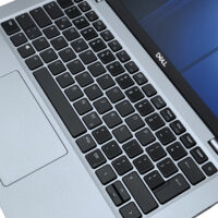 Dell Latitude 5420 zbliżenie na ergonomiczną klawiaturę i touchpad