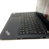 Lenovo ThinkPad T14: Wydajność i mobilność w jednym Szukasz laptopa, który łączy w sobie wydajność, mobilność i legendarny komfort ThinkPadów? Model ThinkPad T14 z procesorem Intel Core i5-10310U, 16 GB pamięci RAM, 512 GB dyskiem SSD i 14-calowym ekranem Full HD to idealny wybór dla osób, które potrzebują niezawodnego narzędzia do pracy i rozrywki.