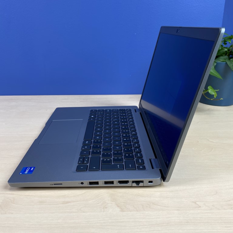 Dell Latitude 5420 - Wydajność i mobilność dla wymagających Szukasz laptopa, który sprosta Twoim wyzwaniom biznesowym i zapewni komfort pracy w podróży? Dell Latitude 5420 to idealny wybór dla osób, które potrzebują wydajnego i mobilnego urządzenia.