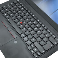 Lenovo ThinkPad X1 Carbon G7 zbliżenie na legendarną klawiaturę z TrackPointem