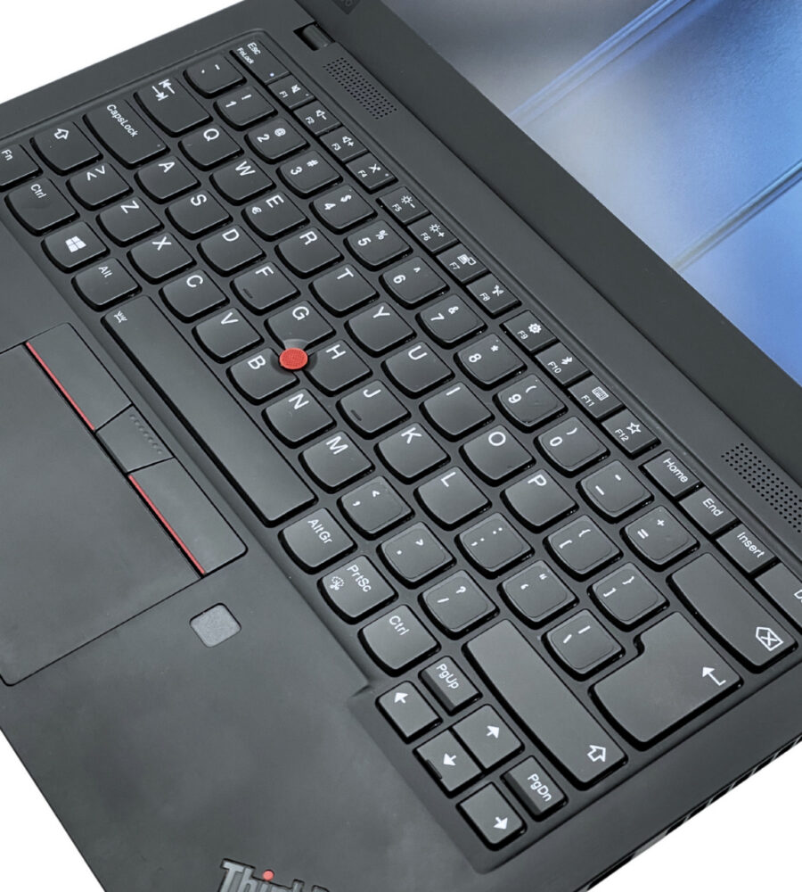 Lenovo ThinkPad X1 Carbon G7 zbliżenie na legendarną klawiaturę z TrackPointem