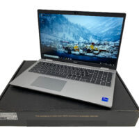 Szukasz niezawodnego laptopa do pracy i rozrywki? Postaw na Dell Latitude 5530 - model z procesorem Intel Core i5-1235U i 16 GB RAM, który zapewni Ci płynną pracę nawet z najbardziej wymagającymi programami. Pojemny dysk 512 GB pomieści wszystkie Twoje pliki, a karta graficzna Iris Xe poradzi sobie z multimediami.