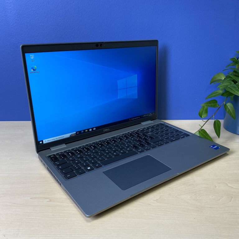 Dell Latitude 5530 Szukasz niezawodnego laptopa do pracy i rozrywki? Postaw na Dell Latitude 5530 - model z procesorem Intel Core i5-1235U i 16 GB RAM, który zapewni Ci płynną pracę nawet z najbardziej wymagającymi programami. Pojemny dysk 512 GB pomieści wszystkie Twoje pliki, a karta graficzna Iris Xe poradzi sobie z multimediami.