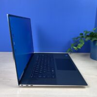 Dell XPS 17 9720 - doskonałość dla profesjonalistów! Szukasz laptopa, który łączy w sobie elegancję, wydajność i wszechstronność? Dell XPS 17 9720 to idealny wybór dla Ciebie! Ten model klasy A+ oferuje szereg zalet i korzyści, które docenią zarówno profesjonaliści, jak i miłośnicy multimediów.