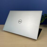 Dell XPS 17 9720 - doskonałość dla profesjonalistów! Szukasz laptopa, który łączy w sobie elegancję, wydajność i wszechstronność? Dell XPS 17 9720 to idealny wybór dla Ciebie! Ten model klasy A+ oferuje szereg zalet i korzyści, które docenią zarówno profesjonaliści, jak i miłośnicy multimediów.