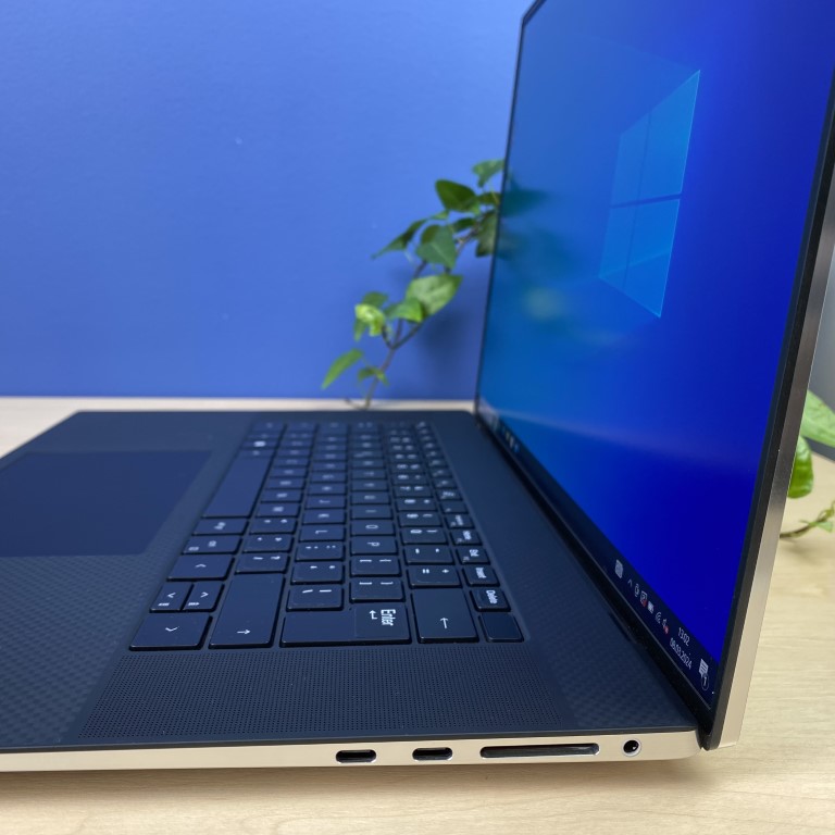 Dell XPS 17 9720 - doskonałość dla profesjonalistów! Szukasz laptopa, który łączy w sobie elegancję, wydajność i wszechstronność? Dell XPS 17 9720 to idealny wybór dla Ciebie! Ten model klasy A+ oferuje szereg zalet i korzyści, które docenią zarówno profesjonaliści, jak i miłośnicy multimediów.