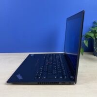 ThinkPad T490s - Twój biznesowy kompan w podróży! Odkryj smukły i lekki laptop ThinkPad T490s, stworzony dla mobilnych profesjonalistów.