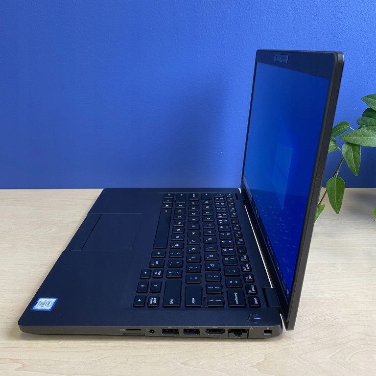 Dell Latitude 5400 - Wydajność i mobilność dla biznesu Szukasz laptopa, który zapewni Ci wydajność i mobilność niezbędną w codziennej pracy? Dell Latitude 5400 to idealny wybór dla profesjonalistów, którzy potrzebują niezawodnego urządzenia do pracy w biurze, w podróży i w domu.