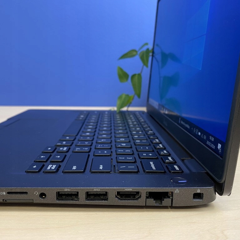 Dell Latitude 5400 - Wydajność i mobilność dla biznesu Szukasz laptopa, który zapewni Ci wydajność i mobilność niezbędną w codziennej pracy? Dell Latitude 5400 to idealny wybór dla profesjonalistów, którzy potrzebują niezawodnego urządzenia do pracy w biurze, w podróży i w domu.