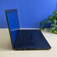 Dell Latitude 5400 - Wydajność i mobilność dla biznesu Szukasz laptopa, który zapewni Ci wydajność i mobilność niezbędną w codziennej pracy? Dell Latitude 5400 to idealny wybór dla profesjonalistów, którzy potrzebują niezawodnego urządzenia do pracy w biurze, w podróży i w domu.