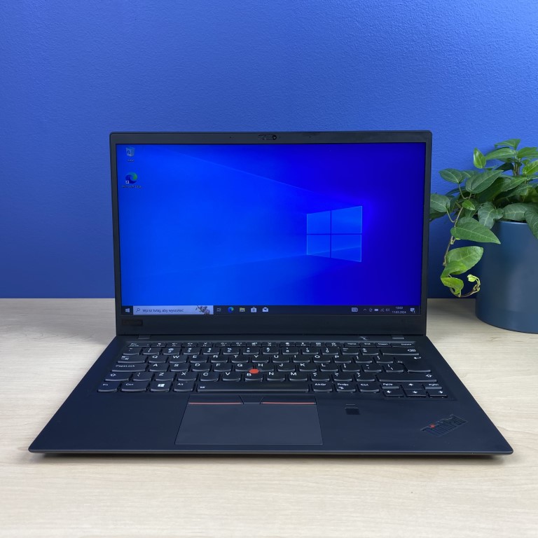 Lenovo ThinkPad X1 Carbon G6 - Moc i mobilność w jednym Szukasz laptopa, który łączy w sobie wydajność, mobilność i elegancki design? Poznaj Lenovo ThinkPad X1 Carbon G6. Ten ultracienki i lekki laptop biznesowy został stworzony z myślą o użytkownikach, którzy potrzebują niezawodnego urządzenia do pracy w podróży.