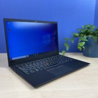 Lenovo ThinkPad X1 Carbon G6 - Moc i mobilność w jednym Szukasz laptopa, który łączy w sobie wydajność, mobilność i elegancki design? Poznaj Lenovo ThinkPad X1 Carbon G6. Ten ultracienki i lekki laptop biznesowy został stworzony z myślą o użytkownikach, którzy potrzebują niezawodnego urządzenia do pracy w podróży.