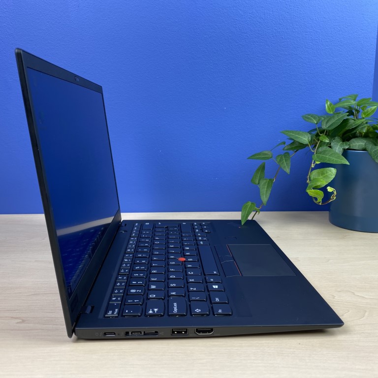 Lenovo ThinkPad X1 Carbon G6 - Moc i mobilność w jednym Szukasz laptopa, który łączy w sobie wydajność, mobilność i elegancki design? Poznaj Lenovo ThinkPad X1 Carbon G6. Ten ultracienki i lekki laptop biznesowy został stworzony z myślą o użytkownikach, którzy potrzebują niezawodnego urządzenia do pracy w podróży.