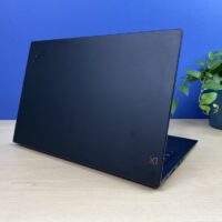 Lenovo ThinkPad X1 Carbon G6 - Moc i mobilność w jednym Szukasz laptopa, który łączy w sobie wydajność, mobilność i elegancki design? Poznaj Lenovo ThinkPad X1 Carbon G6. Ten ultracienki i lekki laptop biznesowy został stworzony z myślą o użytkownikach, którzy potrzebują niezawodnego urządzenia do pracy w podróży.