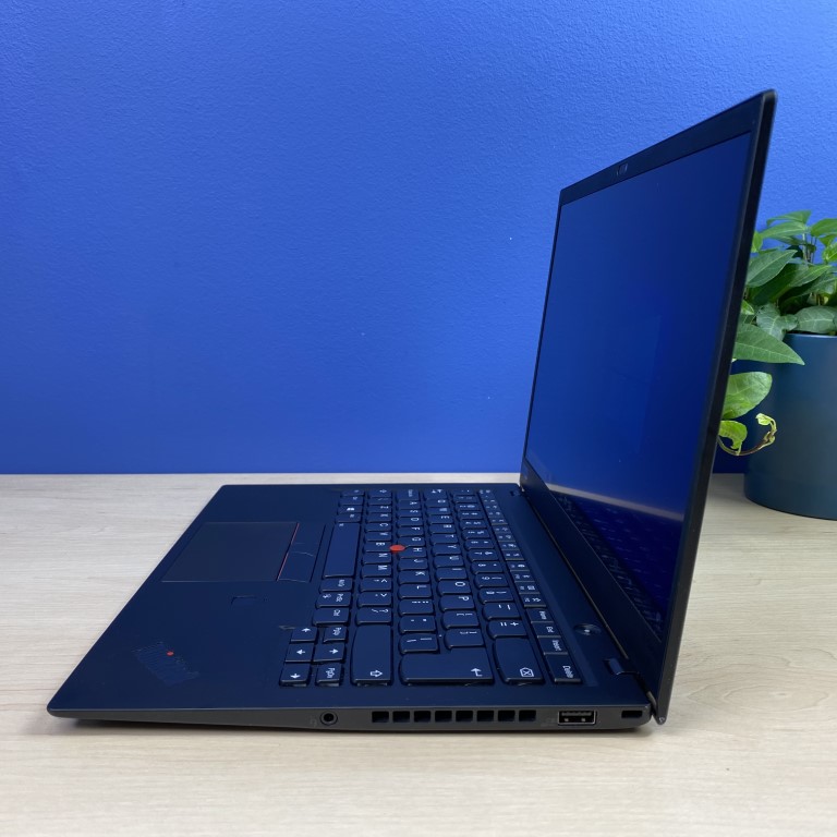 Lenovo ThinkPad X1 Carbon G6 - Moc i mobilność w jednym Szukasz laptopa, który łączy w sobie wydajność, mobilność i elegancki design? Poznaj Lenovo ThinkPad X1 Carbon G6. Ten ultracienki i lekki laptop biznesowy został stworzony z myślą o użytkownikach, którzy potrzebują niezawodnego urządzenia do pracy w podróży.