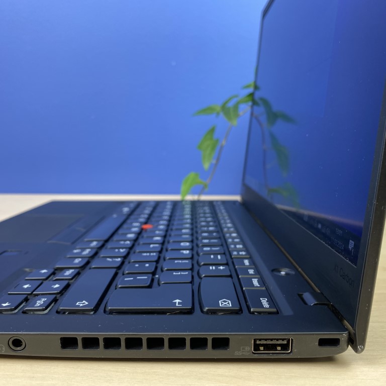Lenovo ThinkPad X1 Carbon G6 - Moc i mobilność w jednym Szukasz laptopa, który łączy w sobie wydajność, mobilność i elegancki design? Poznaj Lenovo ThinkPad X1 Carbon G6. Ten ultracienki i lekki laptop biznesowy został stworzony z myślą o użytkownikach, którzy potrzebują niezawodnego urządzenia do pracy w podróży.