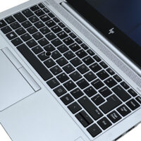 HP EliteBook 840 G6 zbliżenie na klawiaturę wyspową i touchpad