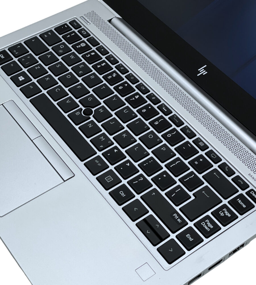 HP EliteBook 840 G6 zbliżenie na klawiaturę wyspową i touchpad