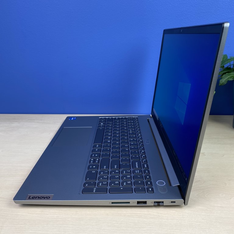 IMG_E2422 Lenovo ThinkPad P15 G2 - Stworzony do zadań specjalnych Szukasz laptopa, który poradzi sobie z każdym wyzwaniem? Poznaj Lenovo ThinkPad P15 G2 - mobilną stację roboczą stworzoną z myślą o profesjonalistach.