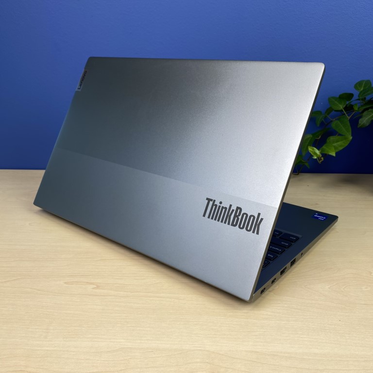 Lenovo ThinkPad P15 G2 - Stworzony do zadań specjalnych Szukasz laptopa, który poradzi sobie z każdym wyzwaniem? Poznaj Lenovo ThinkPad P15 G2 - mobilną stację roboczą stworzoną z myślą o profesjonalistach.