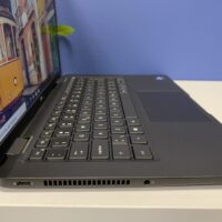 Dell Latitude 7420 2w1 to idealny wybór dla przedsiębiorców ceniących wydajność, bezpieczeństwo i wszechstronność. Dell Latitude 7420 2w1: Wszechstronność i mobilność dla biznesu Poznaj Dell Latitude 7420 2w1 - smukły i lekki laptop biznesowy, który łączy w sobie wydajność, mobilność i wszechstronność. Ten 14-calowy notebook z procesorem Intel Core i7 11. generacji i 16 GB pamięci RAM poradzi sobie z każdym zadaniem, a długi czas pracy baterii (do 13 godzin) zapewni Ci swobodę pracy przez cały dzień.