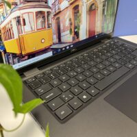 Dell Latitude 7420 2w1 to idealny wybór dla przedsiębiorców ceniących wydajność, bezpieczeństwo i wszechstronność. Dell Latitude 7420 2w1: Wszechstronność i mobilność dla biznesu Poznaj Dell Latitude 7420 2w1 - smukły i lekki laptop biznesowy, który łączy w sobie wydajność, mobilność i wszechstronność. Ten 14-calowy notebook z procesorem Intel Core i7 11. generacji i 16 GB pamięci RAM poradzi sobie z każdym zadaniem, a długi czas pracy baterii (do 13 godzin) zapewni Ci swobodę pracy przez cały dzień.