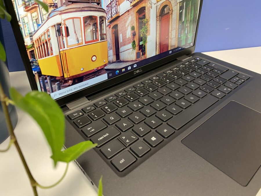 Dell Latitude 7420 2w1 to idealny wybór dla przedsiębiorców ceniących wydajność, bezpieczeństwo i wszechstronność. Dell Latitude 7420 2w1: Wszechstronność i mobilność dla biznesu Poznaj Dell Latitude 7420 2w1 - smukły i lekki laptop biznesowy, który łączy w sobie wydajność, mobilność i wszechstronność. Ten 14-calowy notebook z procesorem Intel Core i7 11. generacji i 16 GB pamięci RAM poradzi sobie z każdym zadaniem, a długi czas pracy baterii (do 13 godzin) zapewni Ci swobodę pracy przez cały dzień.