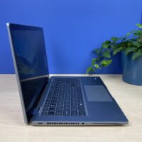 Dell Latitude 7420 2w1 to idealny wybór dla przedsiębiorców ceniących wydajność, bezpieczeństwo i wszechstronność. Dell Latitude 7420 2w1: Wszechstronność i mobilność dla biznesu Poznaj Dell Latitude 7420 2w1 - smukły i lekki laptop biznesowy, który łączy w sobie wydajność, mobilność i wszechstronność. Ten 14-calowy notebook z procesorem Intel Core i7 11. generacji i 16 GB pamięci RAM poradzi sobie z każdym zadaniem, a długi czas pracy baterii (do 13 godzin) zapewni Ci swobodę pracy przez cały dzień.