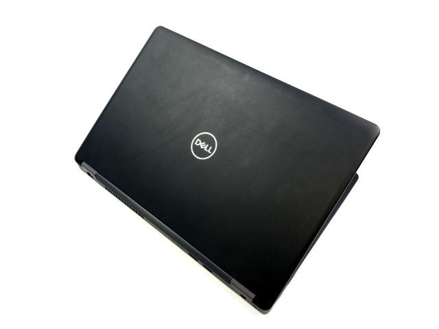 Dell Latitude 5491 - Wydajność i mobilność w podróży. Szukasz laptopa, który zapewni Ci wysoką wydajność i mobilność w podróży? Dell Latitude 5491 to idealny wybór dla profesjonalistów, studentów i każdego, kto potrzebuje niezawodnego urządzenia do pracy i rozrywki.