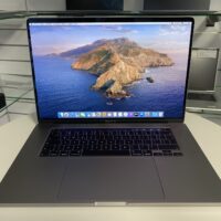 Apple MacBook Pro A2141: Wydajność i piękno w jednym! Szukasz laptopa, który łączy w sobie imponującą wydajność, oszałamiający wyświetlacz i elegancki design? Apple MacBook Pro A2141 to idealny wybór dla profesjonalistów i twórców, którzy potrzebują niezawodnego urządzenia do realizacji swoich ambitnych projektów.