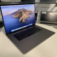 Apple MacBook Pro A2141: Wydajność i piękno w jednym! Szukasz laptopa, który łączy w sobie imponującą wydajność, oszałamiający wyświetlacz i elegancki design? Apple MacBook Pro A2141 to idealny wybór dla profesjonalistów i twórców, którzy potrzebują niezawodnego urządzenia do realizacji swoich ambitnych projektów.