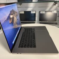 Apple MacBook Pro A2141: Wydajność i piękno w jednym! Szukasz laptopa, który łączy w sobie imponującą wydajność, oszałamiający wyświetlacz i elegancki design? Apple MacBook Pro A2141 to idealny wybór dla profesjonalistów i twórców, którzy potrzebują niezawodnego urządzenia do realizacji swoich ambitnych projektów.