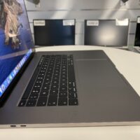 Apple MacBook Pro A2141: Wydajność i piękno w jednym! Szukasz laptopa, który łączy w sobie imponującą wydajność, oszałamiający wyświetlacz i elegancki design? Apple MacBook Pro A2141 to idealny wybór dla profesjonalistów i twórców, którzy potrzebują niezawodnego urządzenia do realizacji swoich ambitnych projektów.