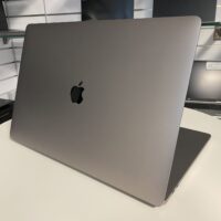 Apple MacBook Pro A2141: Wydajność i piękno w jednym! Szukasz laptopa, który łączy w sobie imponującą wydajność, oszałamiający wyświetlacz i elegancki design? Apple MacBook Pro A2141 to idealny wybór dla profesjonalistów i twórców, którzy potrzebują niezawodnego urządzenia do realizacji swoich ambitnych projektów.