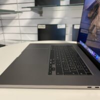 Apple MacBook Pro A2141: Wydajność i piękno w jednym! Szukasz laptopa, który łączy w sobie imponującą wydajność, oszałamiający wyświetlacz i elegancki design? Apple MacBook Pro A2141 to idealny wybór dla profesjonalistów i twórców, którzy potrzebują niezawodnego urządzenia do realizacji swoich ambitnych projektów.