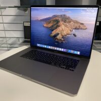 Apple MacBook Pro A2141: Wydajność i piękno w jednym! Szukasz laptopa, który łączy w sobie imponującą wydajność, oszałamiający wyświetlacz i elegancki design? Apple MacBook Pro A2141 to idealny wybór dla profesjonalistów i twórców, którzy potrzebują niezawodnego urządzenia do realizacji swoich ambitnych projektów.