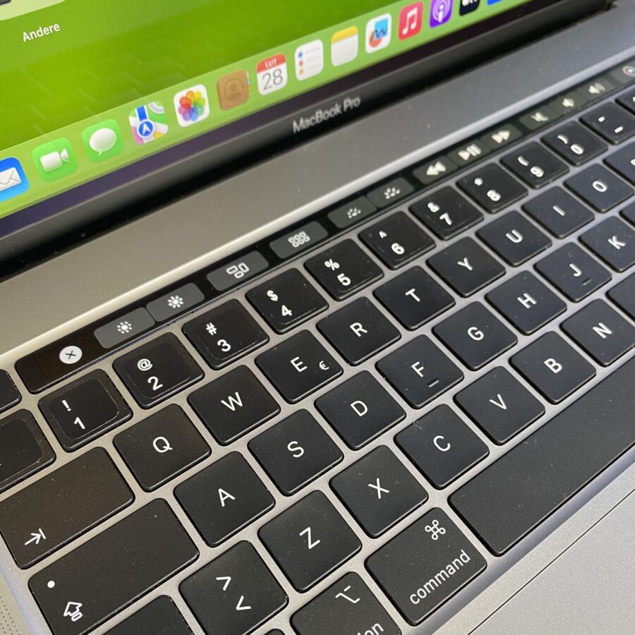 Apple MacBook Pro A2141: Wydajność i piękno w jednym! Szukasz laptopa, który łączy w sobie imponującą wydajność, oszałamiający wyświetlacz i elegancki design? Apple MacBook Pro A2141 to idealny wybór dla profesjonalistów i twórców, którzy potrzebują niezawodnego urządzenia do realizacji swoich ambitnych projektów.