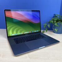 Apple MacBook Pro A2141: Wydajność i piękno w jednym! Szukasz laptopa, który łączy w sobie imponującą wydajność, oszałamiający wyświetlacz i elegancki design? Apple MacBook Pro A2141 to idealny wybór dla profesjonalistów i twórców, którzy potrzebują niezawodnego urządzenia do realizacji swoich ambitnych projektów.