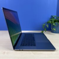 Apple MacBook Pro A2141: Wydajność i piękno w jednym! Szukasz laptopa, który łączy w sobie imponującą wydajność, oszałamiający wyświetlacz i elegancki design? Apple MacBook Pro A2141 to idealny wybór dla profesjonalistów i twórców, którzy potrzebują niezawodnego urządzenia do realizacji swoich ambitnych projektów.