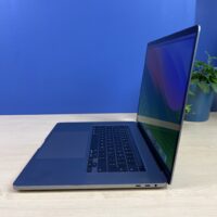 Apple MacBook Pro A2141: Wydajność i piękno w jednym! Szukasz laptopa, który łączy w sobie imponującą wydajność, oszałamiający wyświetlacz i elegancki design? Apple MacBook Pro A2141 to idealny wybór dla profesjonalistów i twórców, którzy potrzebują niezawodnego urządzenia do realizacji swoich ambitnych projektów.