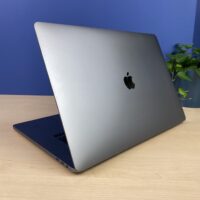 Apple MacBook Pro A2141: Wydajność i piękno w jednym! Szukasz laptopa, który łączy w sobie imponującą wydajność, oszałamiający wyświetlacz i elegancki design? Apple MacBook Pro A2141 to idealny wybór dla profesjonalistów i twórców, którzy potrzebują niezawodnego urządzenia do realizacji swoich ambitnych projektów.